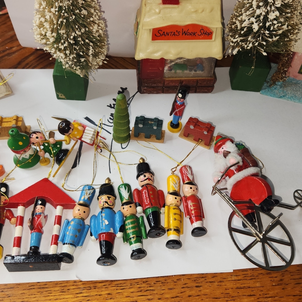 VINTAGE Wooden ornaments. Tiny.